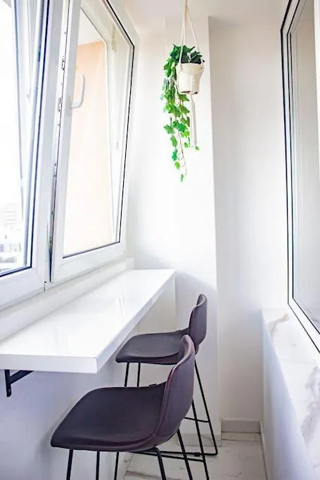 Central Apartment With Balcony And Views, Old Town, Metro Varsóvia