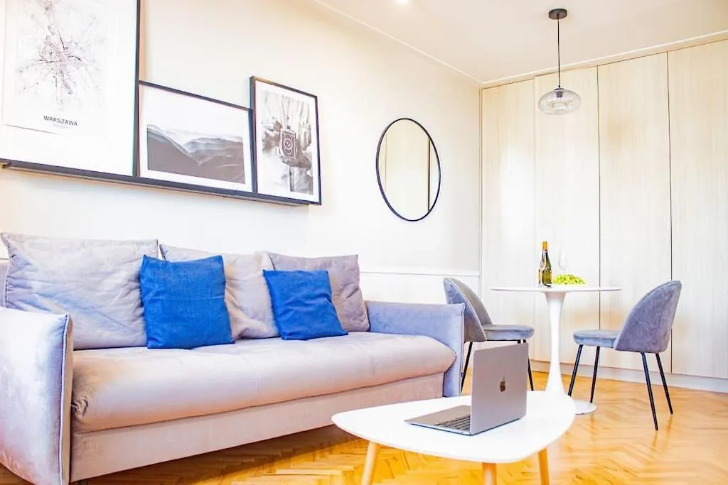 Central Apartment With Balcony And Views, Old Town, Metro Varsóvia