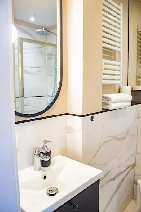 Central Apartment With Balcony And Views, Old Town, Metro Varsóvia