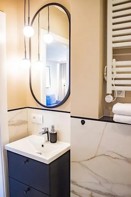 Central Apartment With Balcony And Views, Old Town, Metro Varsóvia