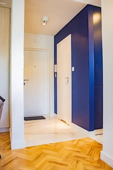 Central Apartment With Balcony And Views, Old Town, Metro Varsóvia
