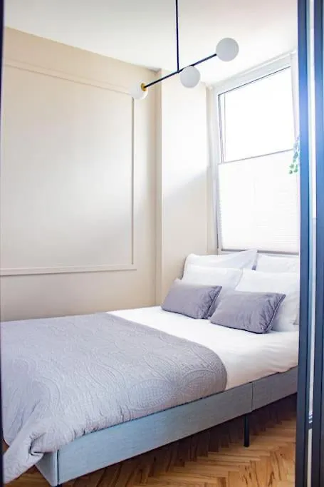 Central Apartment With Balcony And Views, Old Town, Metro Varsóvia