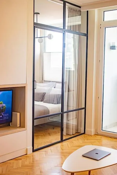 Central Apartment With Balcony And Views, Old Town, Metro Varsóvia
