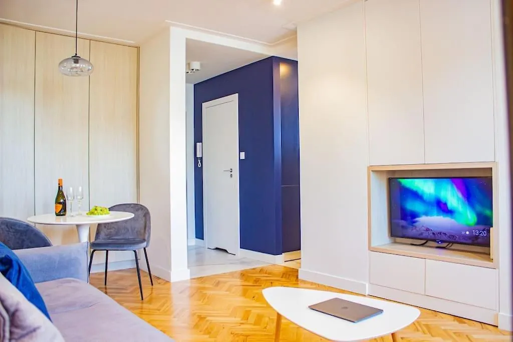 Central Apartment With Balcony And Views, Old Town, Metro Varsóvia
