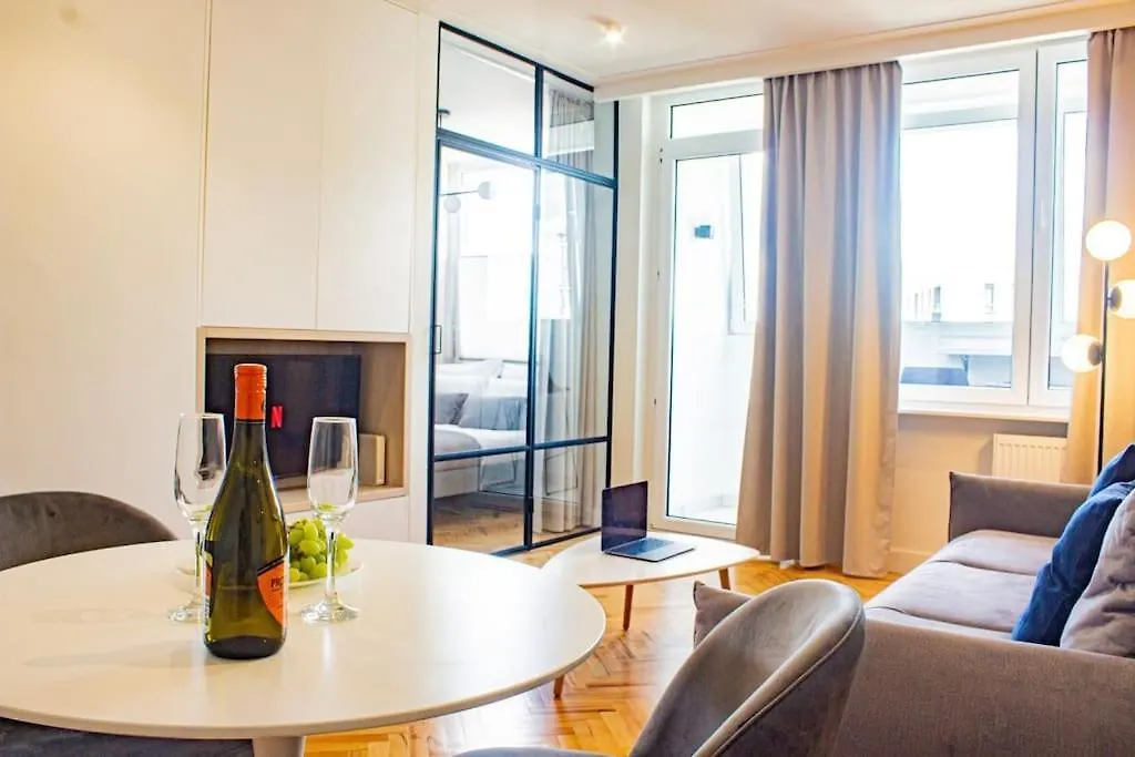 Central Apartment With Balcony And Views, Old Town, Metro Varsóvia 0*,