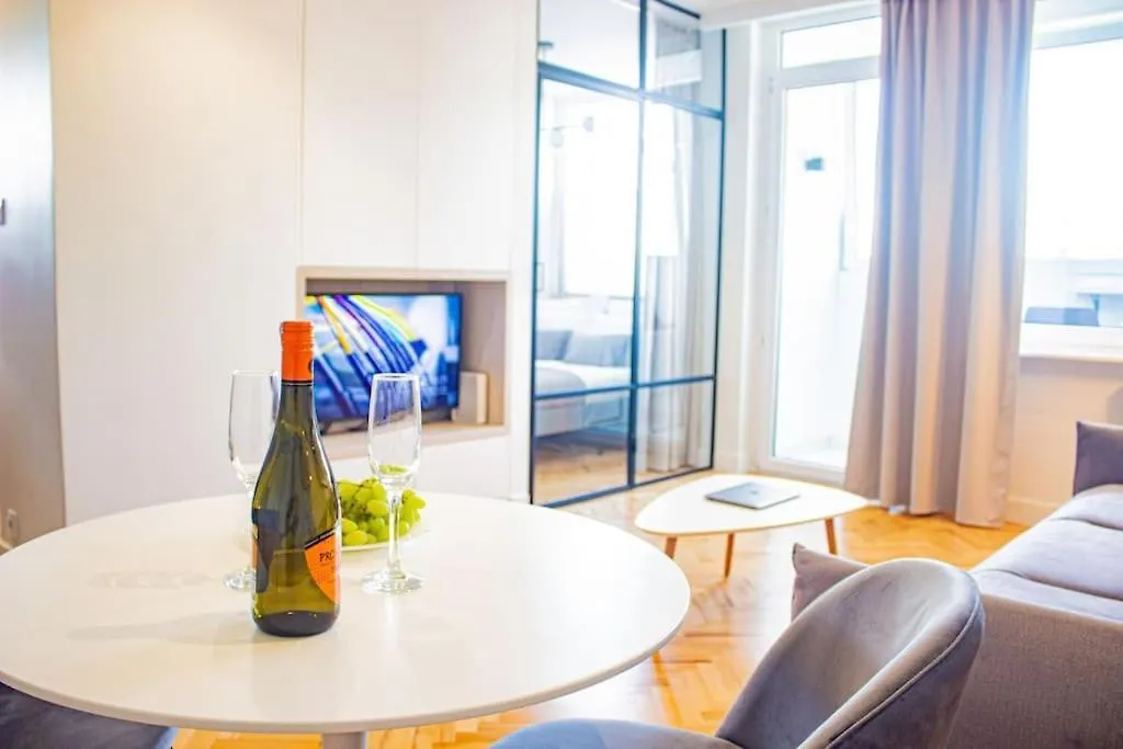 Central Apartment With Balcony And Views, Old Town, Metro Varsóvia